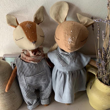 Charger l'image dans la galerie, Handmade linen fawn and mouse spirit guardian dolls posed together, with the fawn wearing striped overalls and a brown plaid scarf, and the mouse dressed in a sky-blue dress with a matching striped scarf. Behind them, a vintage yellow pottery vase with dried lavender and a rustic stone vase add to the natural setting